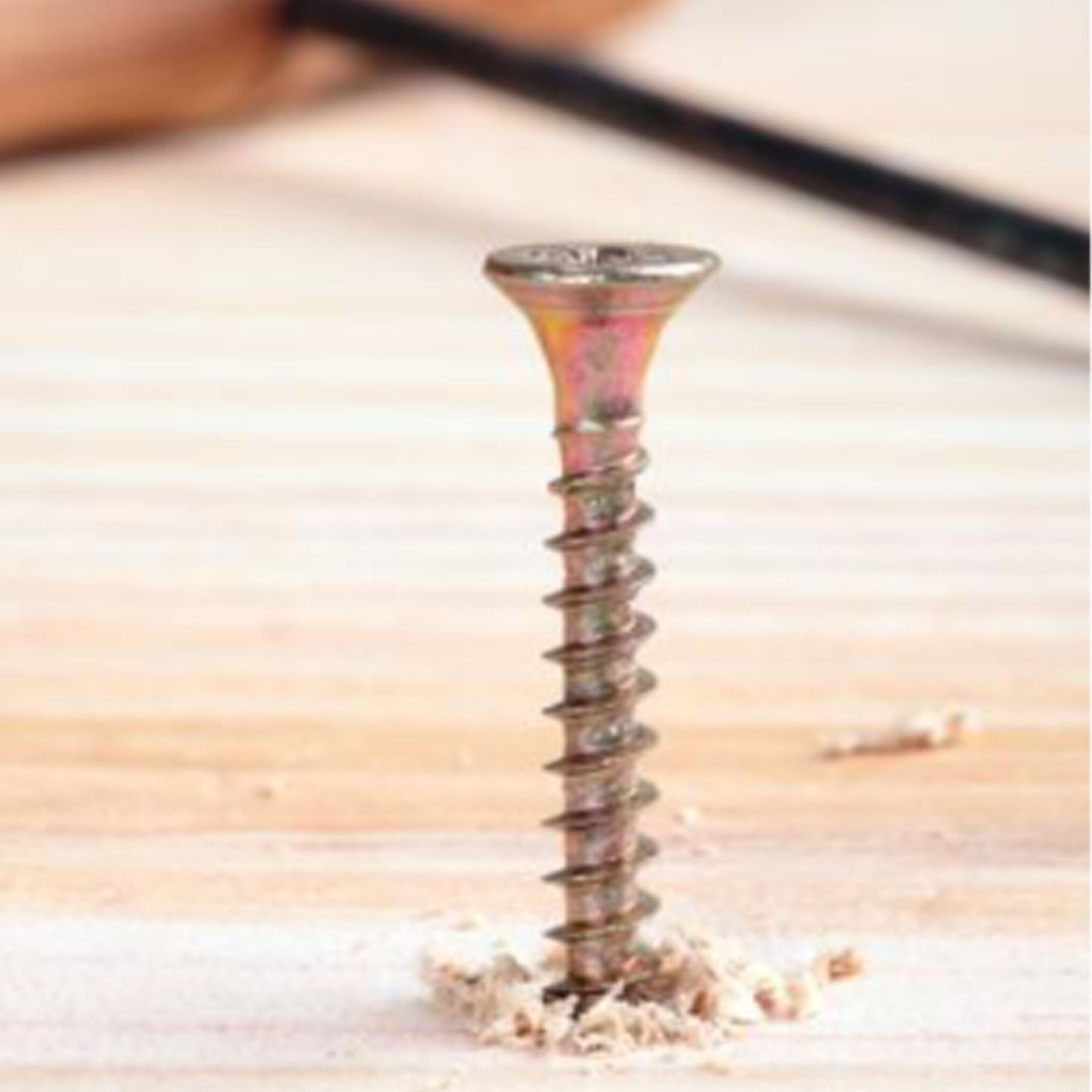How to remove a stripped screw from wood？